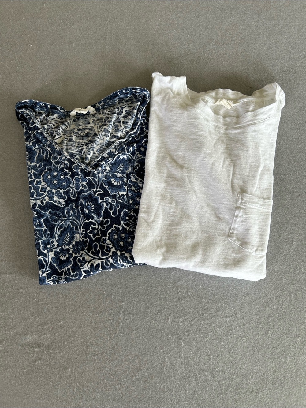 2 Caslon V-Neck and Crew T-shirt Floral and White Short Sleeve Top Size S